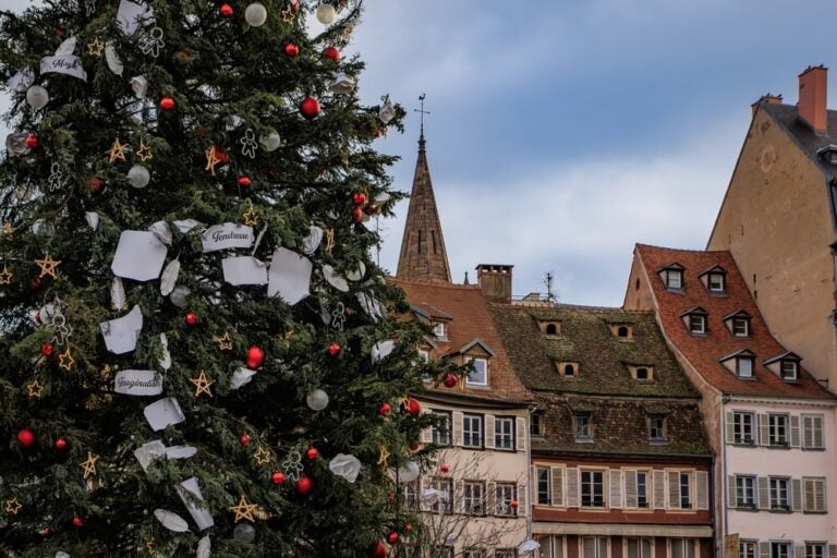 El famoso Gran Árbol de Navidad (Grand Sapin) se encuentra en la Place Kléber, en el centro de Estrasburgo.