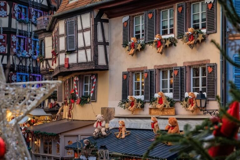 Los escaparates que rodean las plazas céntricas de los mercados navideños tienen decoraciones especiales y muy adorables.