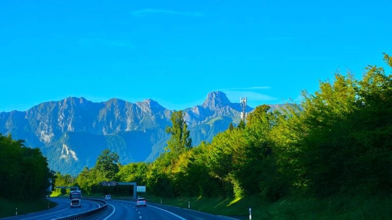 Recorrer Suiza en coche te ofrece la libertad total para improvisar tu ruta y acceder a rincones de los Alpes, lagos y pueblos medievales que, de lo contrario, no podrías visitar.