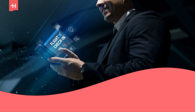 Profesional utilizando un móvil con una interfaz digital de check-in de vuelos, que representa el uso de software de gestión de riesgos de viaje.