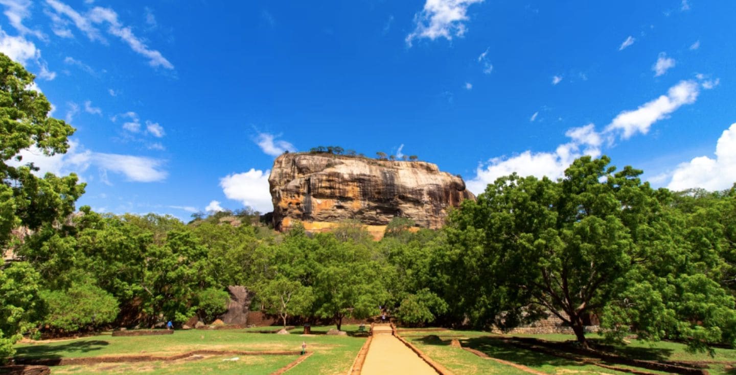 Vue lointaine du Rocher du Lion à Sigiriya au Sri Lanka