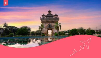 Coucher de soleil sur l'arc de triomphe Patuxai au centre de Vientiane au Laos