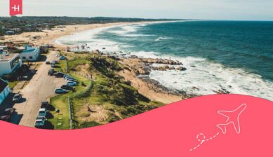 Vue aérienne d'une plage de sable blanc par jour ensoleillé dans le département de Rocha sur la côte en Uruguay