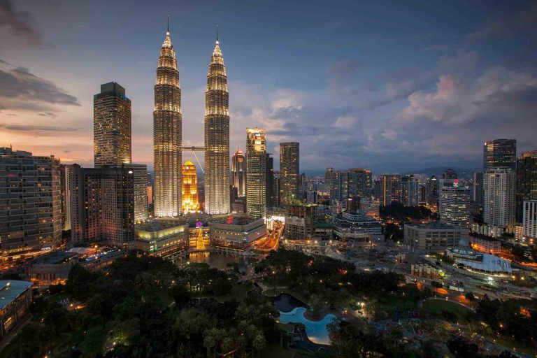 Les tours Petronas à Kuala Lumpur, vues de nuit et illuminées.