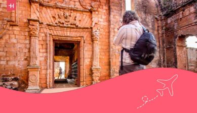 Voyageur connecté de dos photographiant les ruines de la mission jésuite à Santisima Trinidad Del Parana au Paraguay