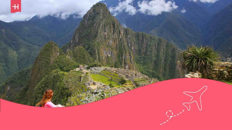 Voyageuse admirant la vue sur la citadelle de Machu Picchu au Pérou