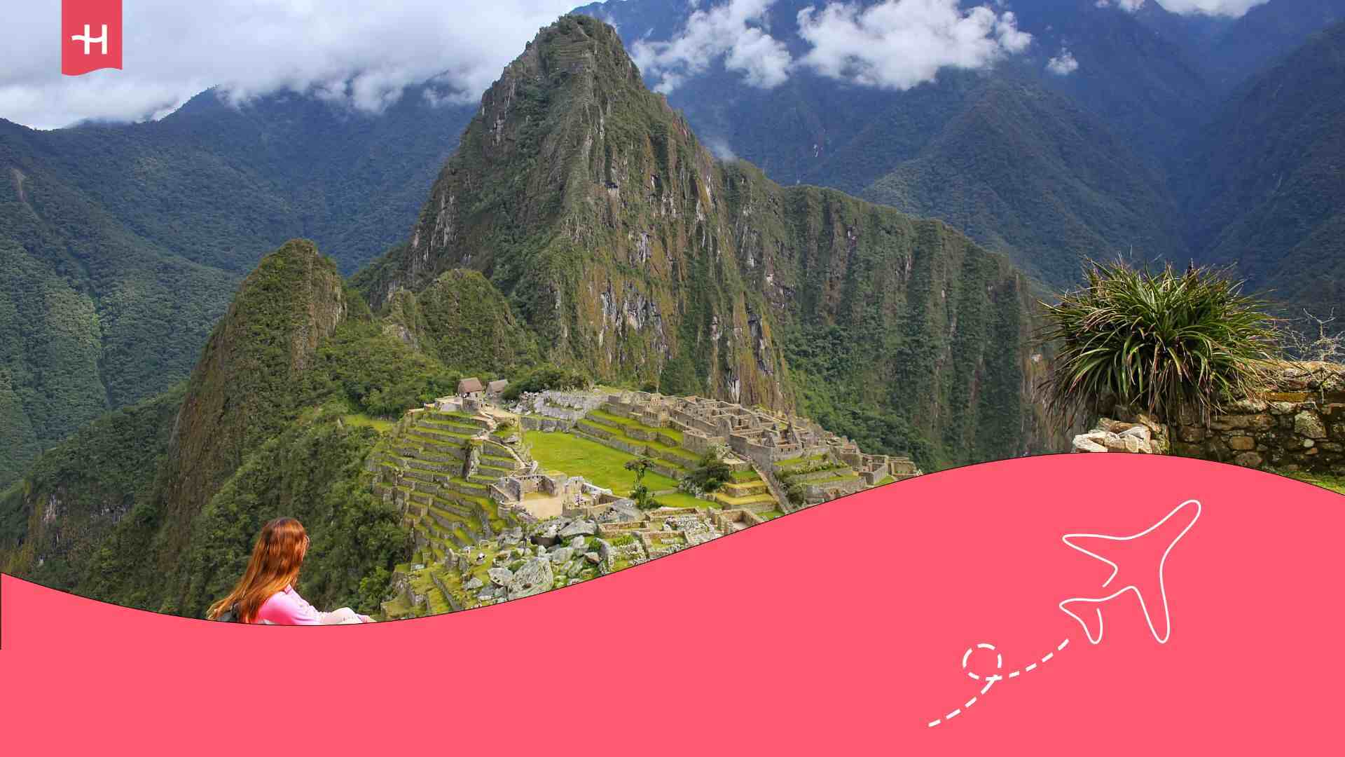 Voyageuse admirant la vue sur la citadelle de Machu Picchu au Pérou