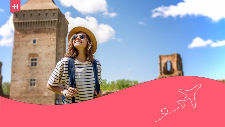 Une touriste souriante photographiée devant la forteresse médiévale de Bac en Serbie