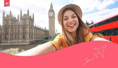 Jeune femme soouriante se prenant en photo devant un bus rouge et Big Ben à Londres