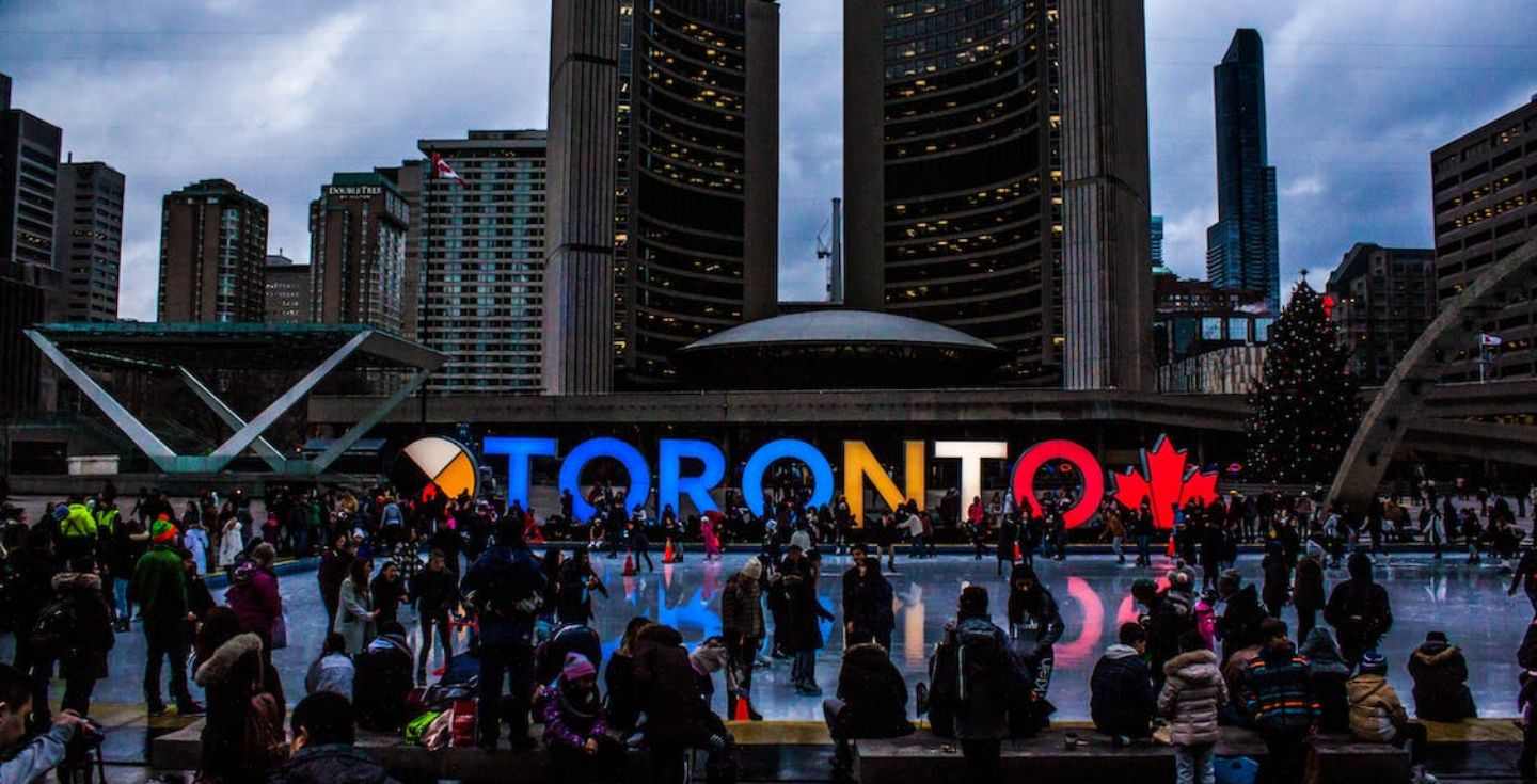 Une patinoire dans le centre ville de Toronto.