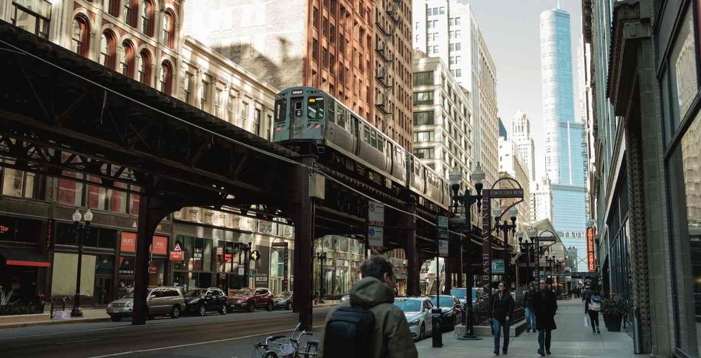 Une photo d'une rue typique de New York avec des immeubles de briques rouges.