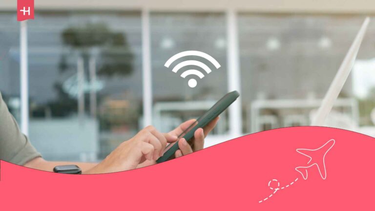 Voyageur tenant son téléphone en main et connecté au réseau