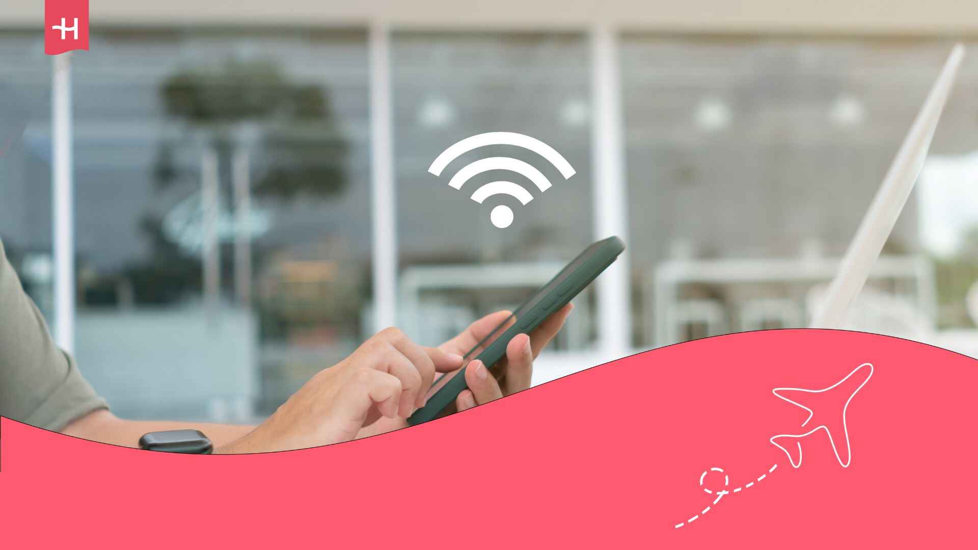 Voyageur tenant son téléphone en main et connecté au réseau
