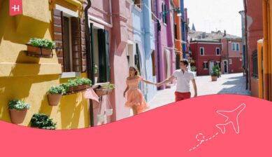 Couple de voyageurs se promenant dans une rue colorée en Italie