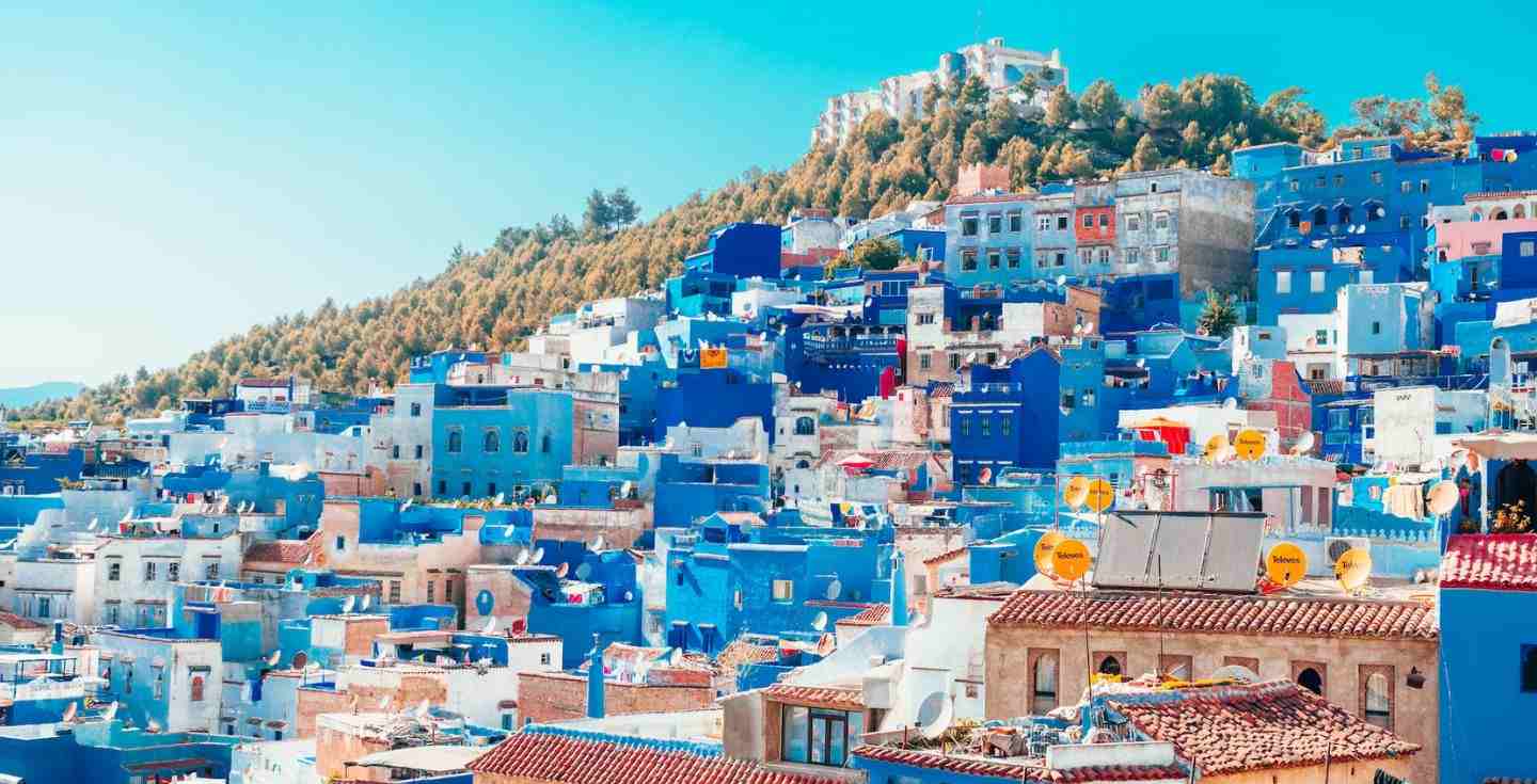 Une photo des maisons bleues de la ville de Chechouen au Maroc