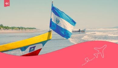 Bateau de pêche avec le drapeau salvadorien sur la large plage de sable de El Cuco, El Salvador.
