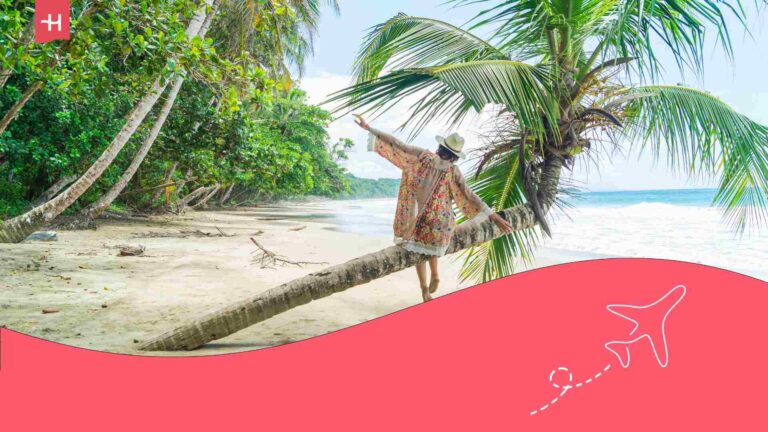 Femme assise sur un cocotier sur une plage au Costa Rica