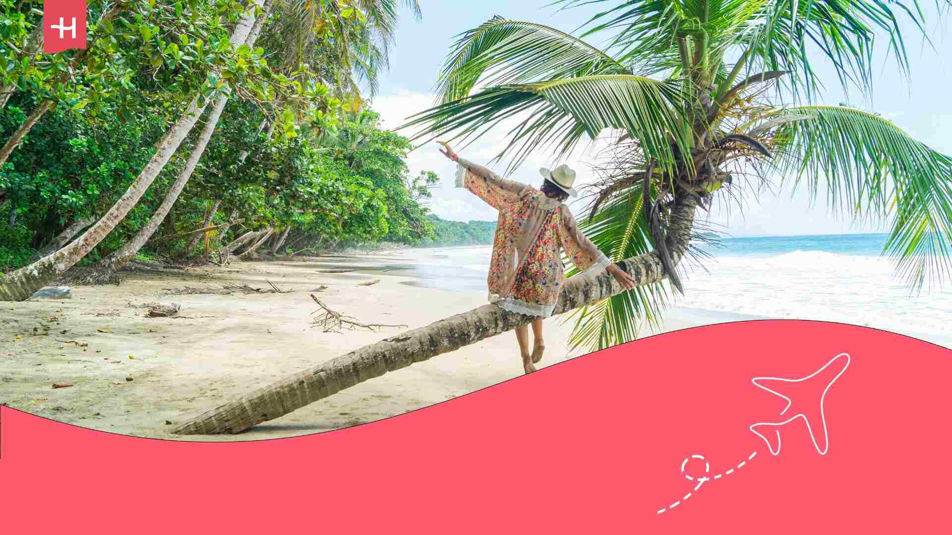 Femme assise sur un cocotier sur une plage au Costa Rica