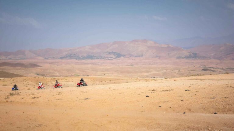 Des touristes parcourant les dunes en quad dans le sésert d'Agafay au Maroc
