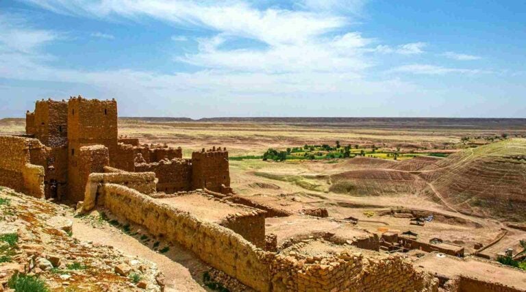 Une forteresse dans le désert de Zagora, Drâa-Tafilalet, Maroc