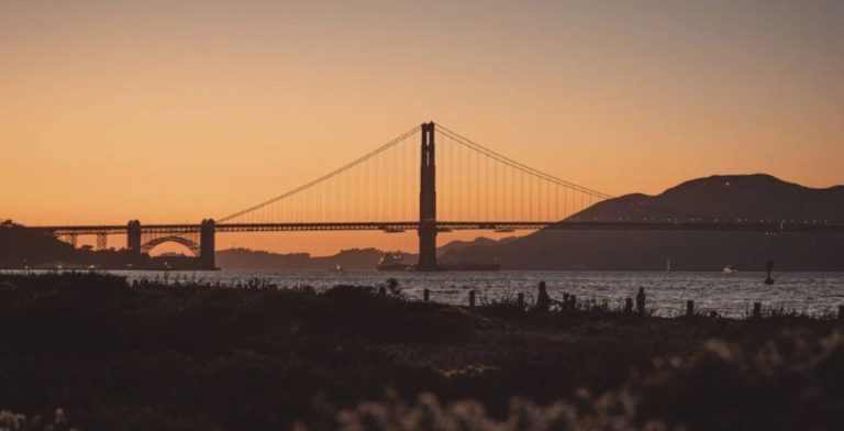 Une vue au coucher du soleil d'un pont au-dessus d'une rivière aux Etats-Unis.