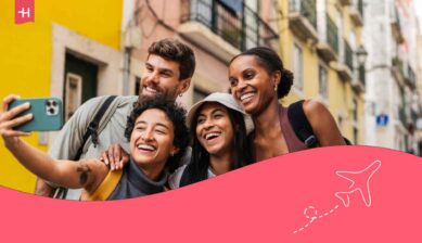 Groupe d'amis prenant un selfie avec smartphone connecté dans les rue de Lisbonne au Portugal
