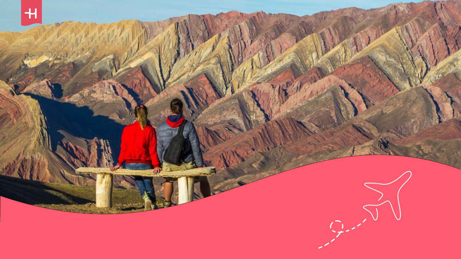 Des touristes assis sur un banc et regardant les roches colorées au coucher du soleil à Hornoсal (colline des 14 couleurs), vallée d'Humahuaca, nord de l'Argentine.