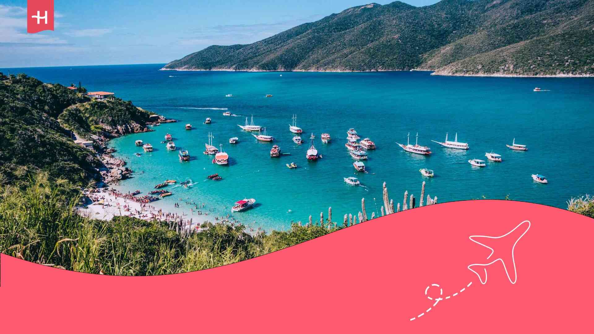 Des bateaux sur une mer turquoise à Arraial do Cabo, Brésil