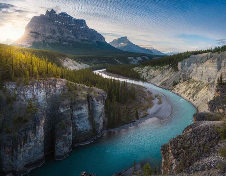 Vue sur un canyon et la rivière turquoise dans le Parc national de Nahanni au Canada
