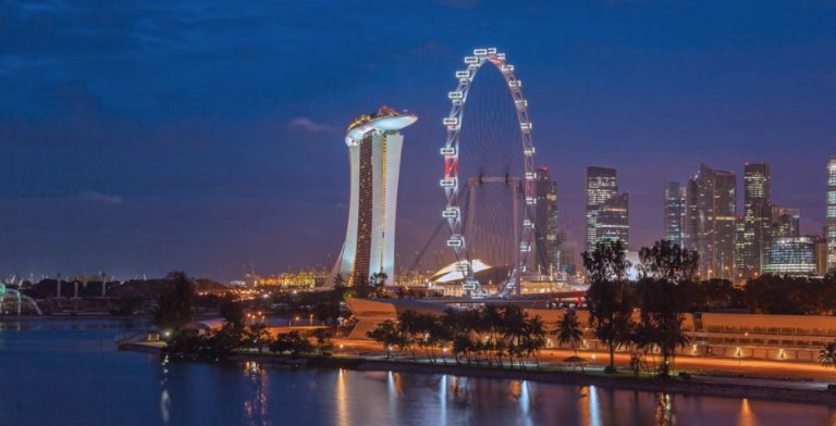 Vue de nuit de Singapour avec la Marina Bay Sand et la grande roue Singapore Flyer