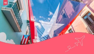 Grand drapeau de Porto Rico flottant dans une ruelle colorée de San Juan