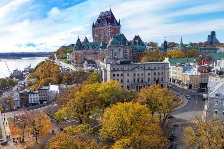Vue aérienne du château Frontenac avec le fleuve Saint Laurent en arrière plan dans la ville de Québec