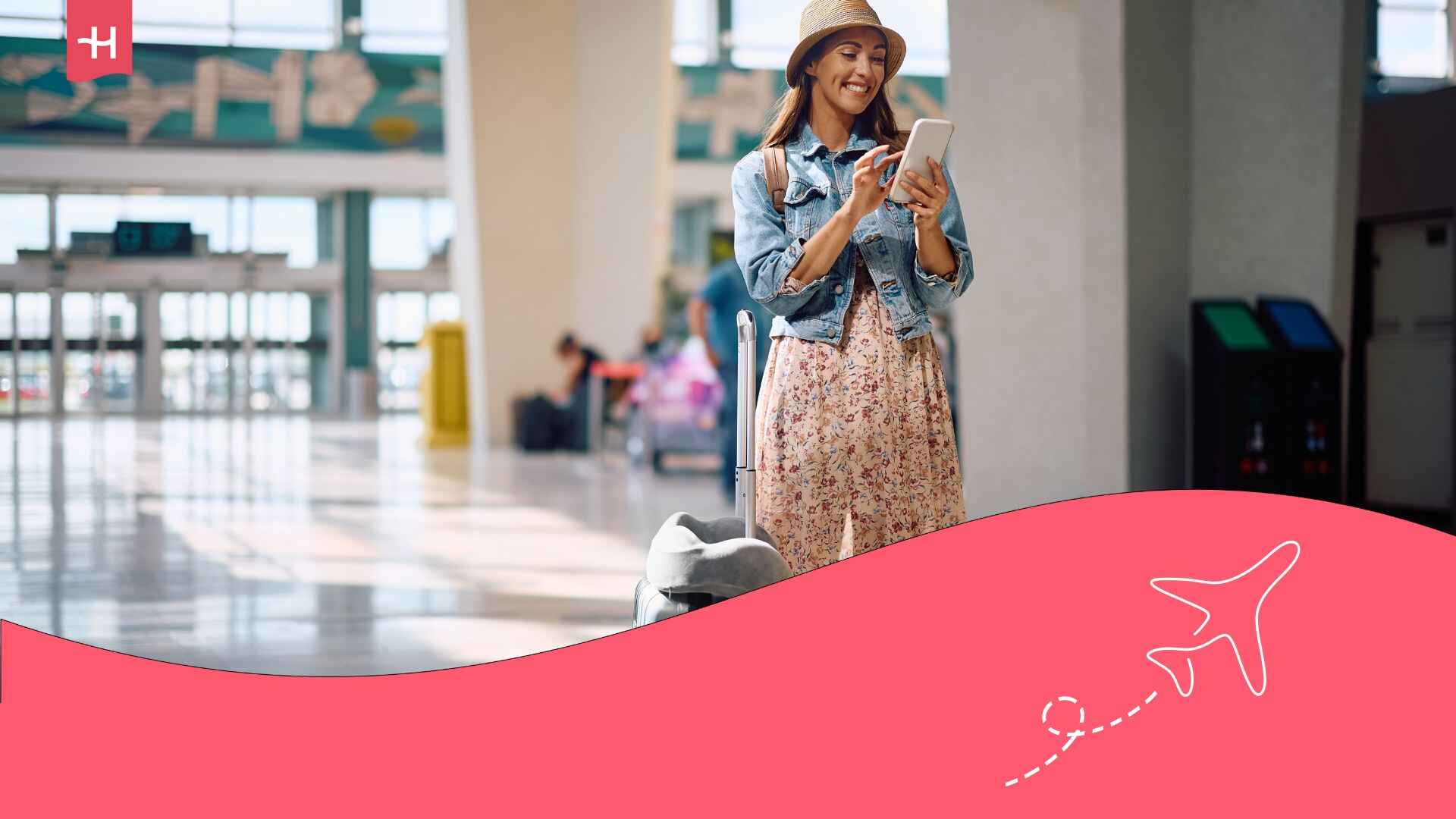 Une jeune femme portant un chapeauu en train de consulter son téléphone dans un aéroport du Mexique