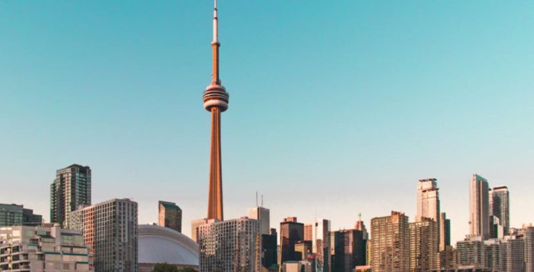 Une vue des gratte-ciels dans la ville de Toronto au Canada.