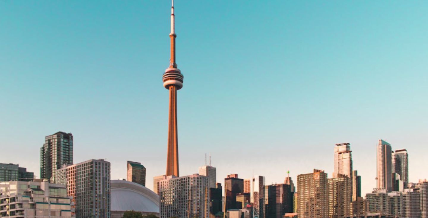 Une vue des gratte-ciels dans la ville de Toronto au Canada.