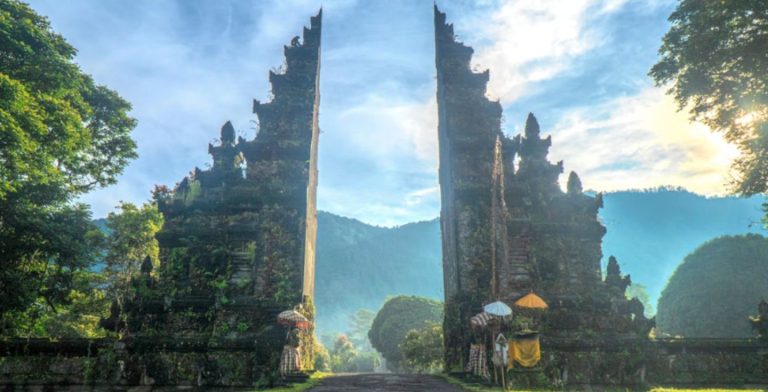 Une vue des portes Handara à Bali en Indonésie avec le ciel et les montagnes en arrière