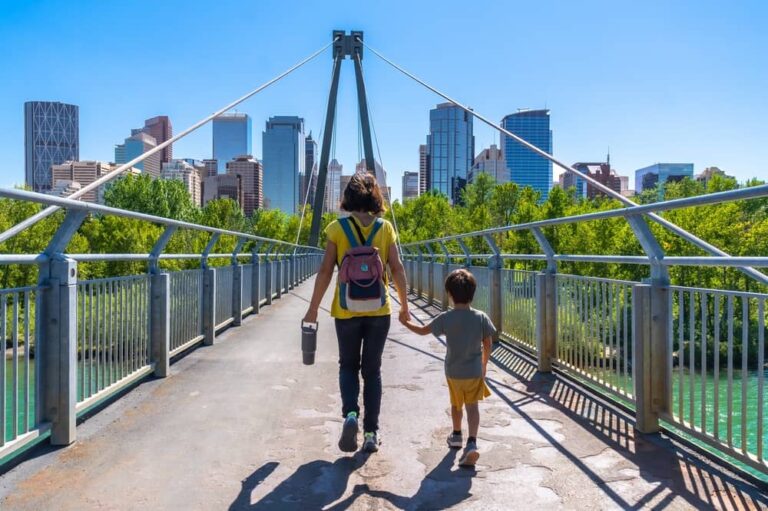 Mère et fils se tenant la main, profitant d'une journée ensoleillée et visitant la ville de Calgary au Canada