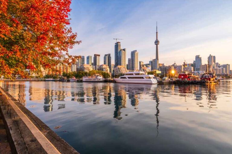 Vue de la ville de Toronto en automne avec la CN Tower en arrière plan depuis une marina