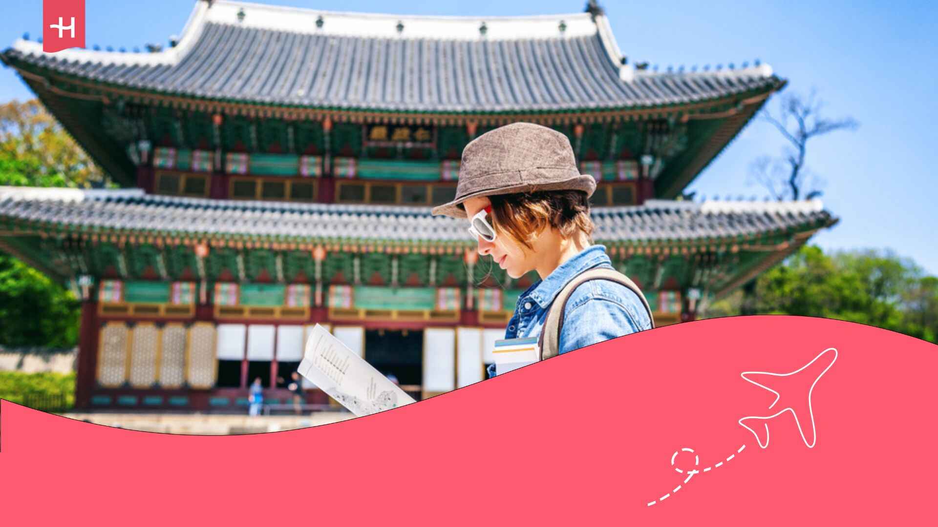 Voyageuse visitant un temple à Séoul et regardant de la documentation