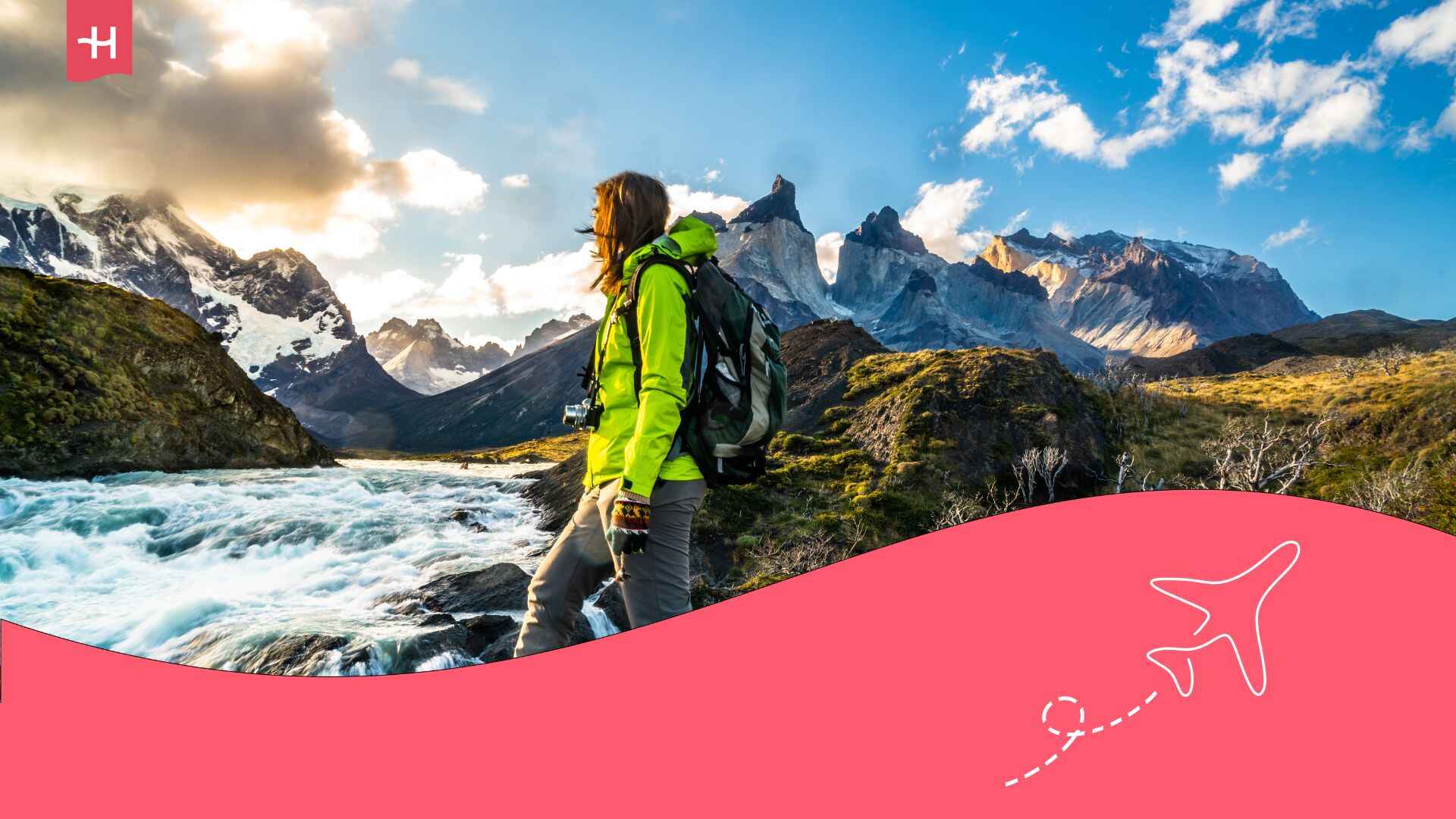 Voyageuse avec son sac à dos regardant les montagnes du Parc national de Torres del Paine en Patagonie au Chili