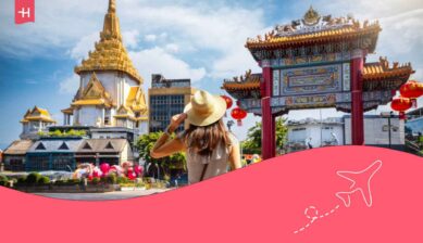 Une voyageuse de dos devant la porte Chinatown sur la célèbre rue Yaowarat, Bangkok, Thaïlande