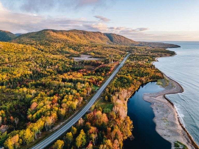 Vue aérienne du Cabot Trail, un incontournable au Canda