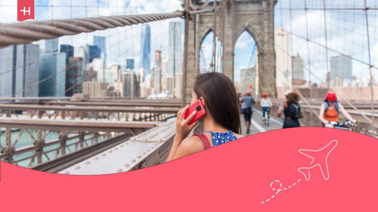 Voyageuse sur le pont de Brooklyn à New York au téléphone