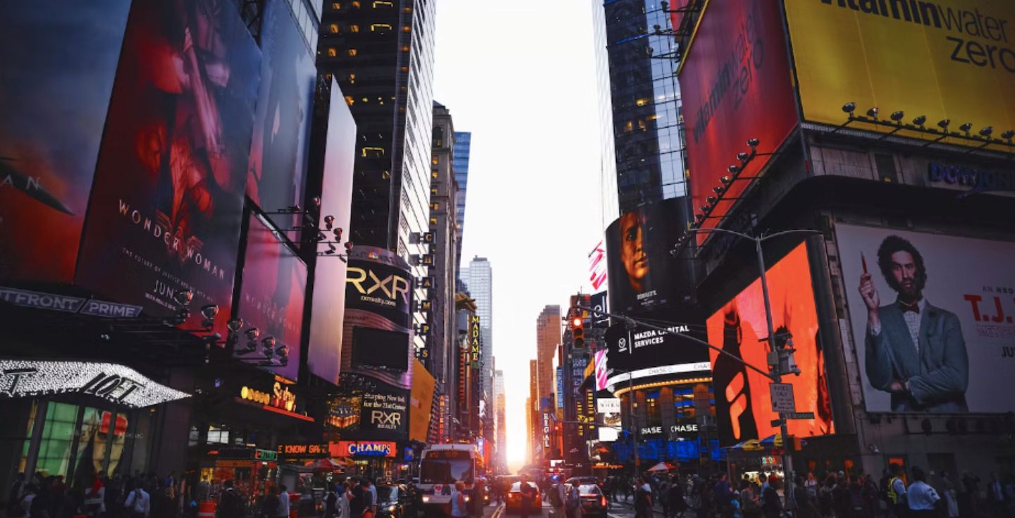 Une photo de Times Square à New York au couche(r du soleil.