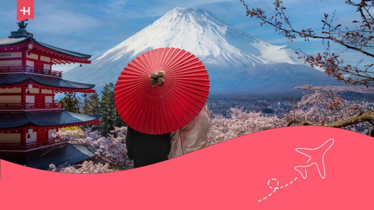 Une jeune femme avec une ombrelle rouge près de la Tour Rouge, Fujiyoshida, avec le Mont Fuji en arrière-plan