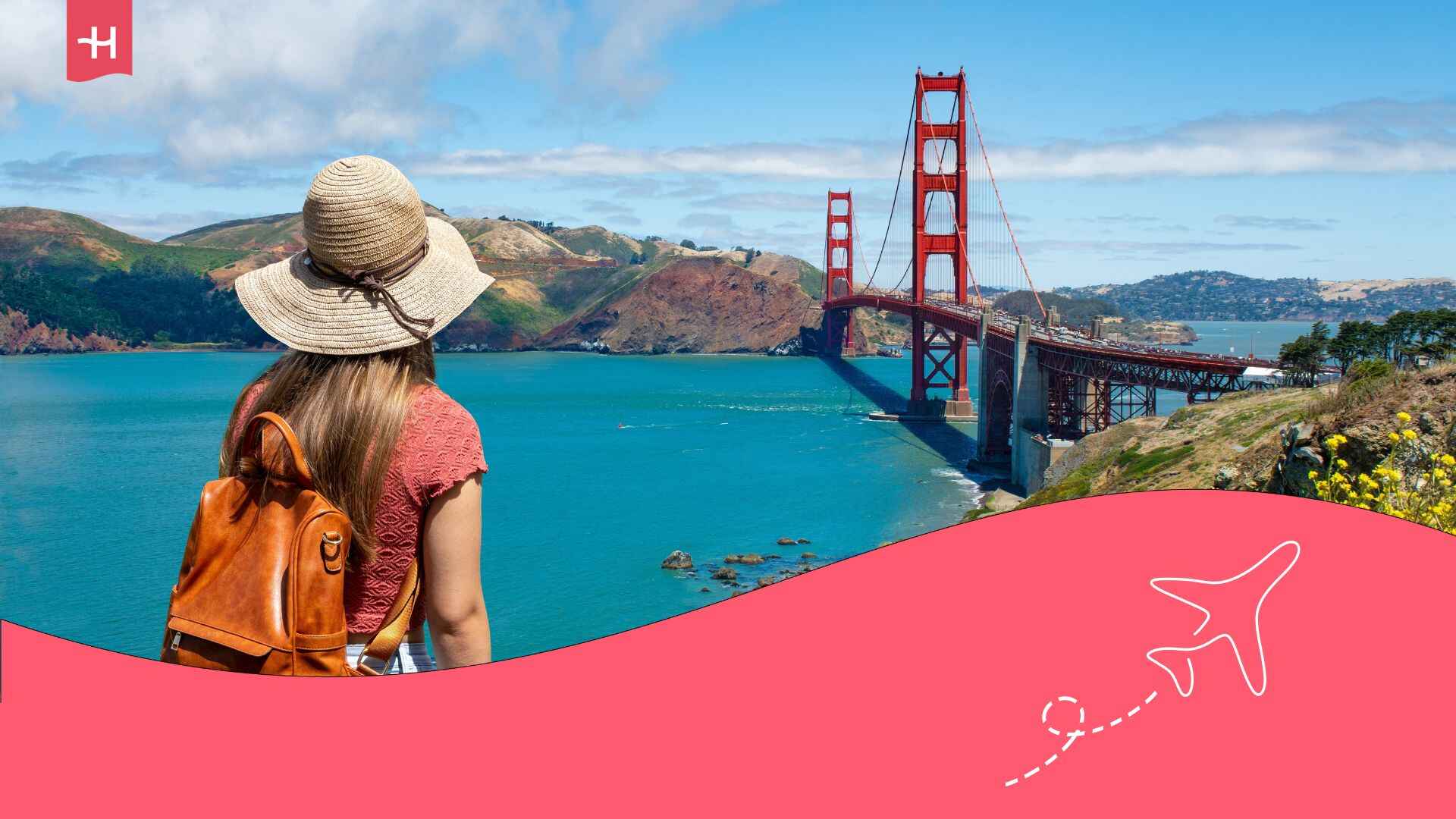 Une jeune femme avec un chapeau en train de regarder le pont du Golden gate à san Francisco, USA