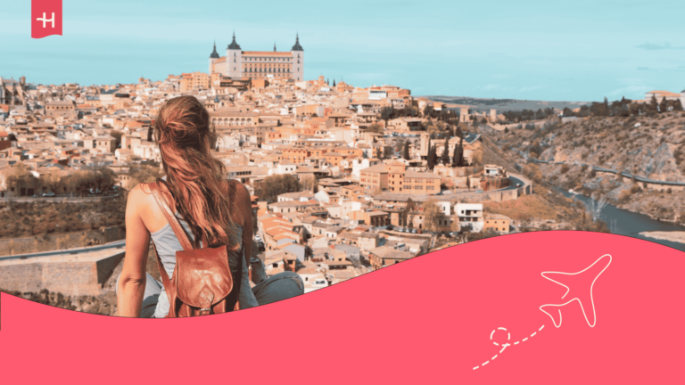 Femme de dos avec un panorama sur la ville de Tolède en Espagne