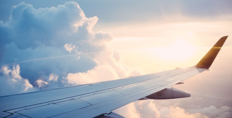 Vue d'une aile d'avion depuis les airs