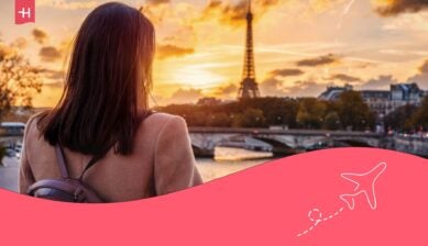 Voyageuse de dos admirant le coucher de soleil sur la Tour Eiffel à Paris