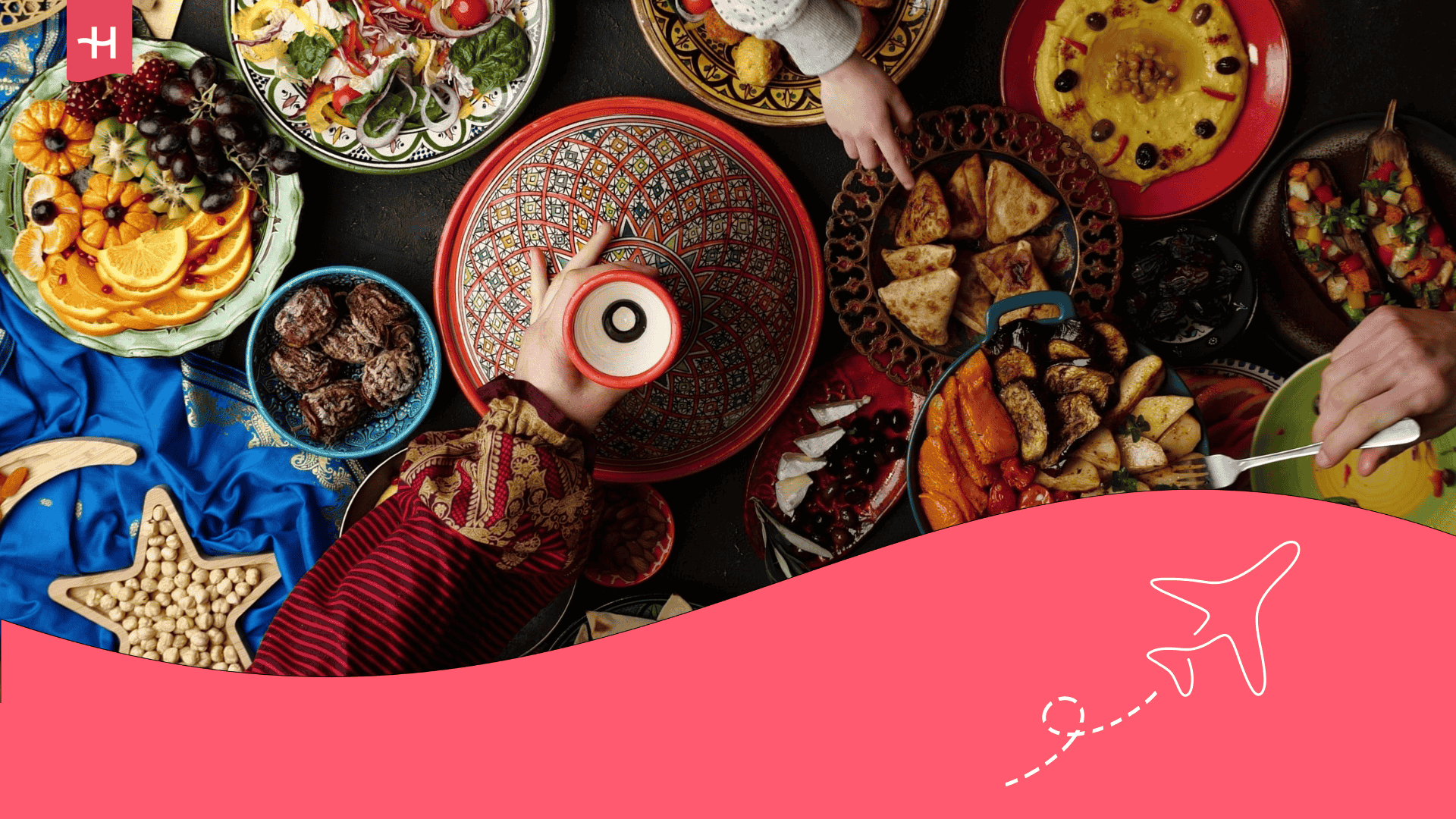 Spécialités culinaires marocaines disposées sur une table avec un plat a tajine au centre